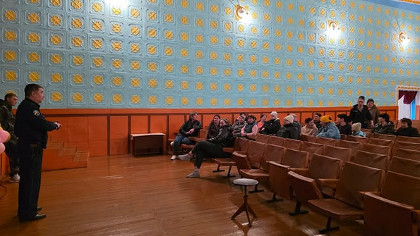 Участковый инспектор полиции Турсунов С.М. провёл разъяснительное мероприятие с жителями села Костряковка.