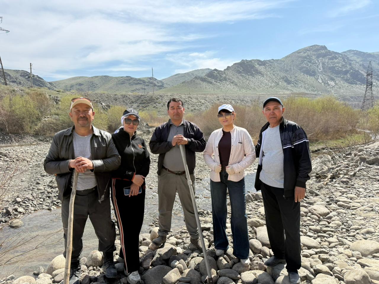 «7 OZEN»: в Жетісу прошла масштабная уборка береговой линии озера Аксу