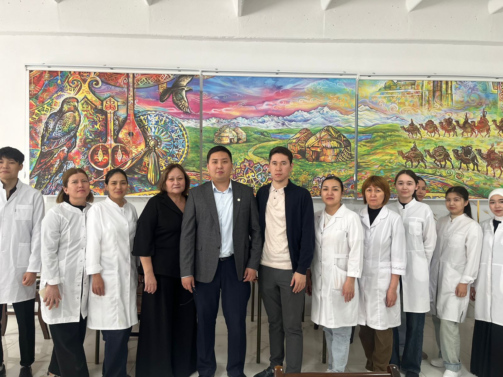 9 апреля 2026 года сотрудниками Департамента Комитета медицинского и фармацевтического контроля МЗ РК по Актюбинской области на базе Актюбинского Высшего медицинского колледжа имени Героя Советского Союза М. Маметовой и высшего медицинского колледжа Бопай ханым проведена разъяснительная работа с выпускниками фармацевтического отделения по государственной услуге «Выдача сертификата специалиста в сфере обращения лекарственных средств и медицинских изделий».