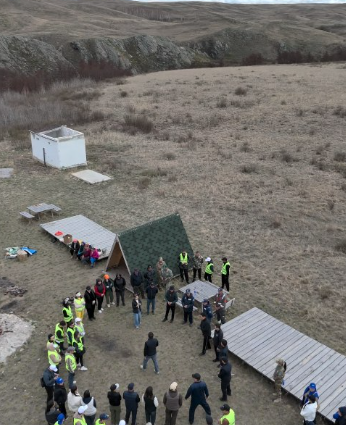 При участии акима Каргалинского района Нурлыбека Унербаева и руководителя областного управления по вопросам молодежной политики Али́мбека Туралиева в зоне отдыха “Немой ауыл” в рамках республиканской экологической акции «Таза Қазақстан» был организован масштабный субботник.