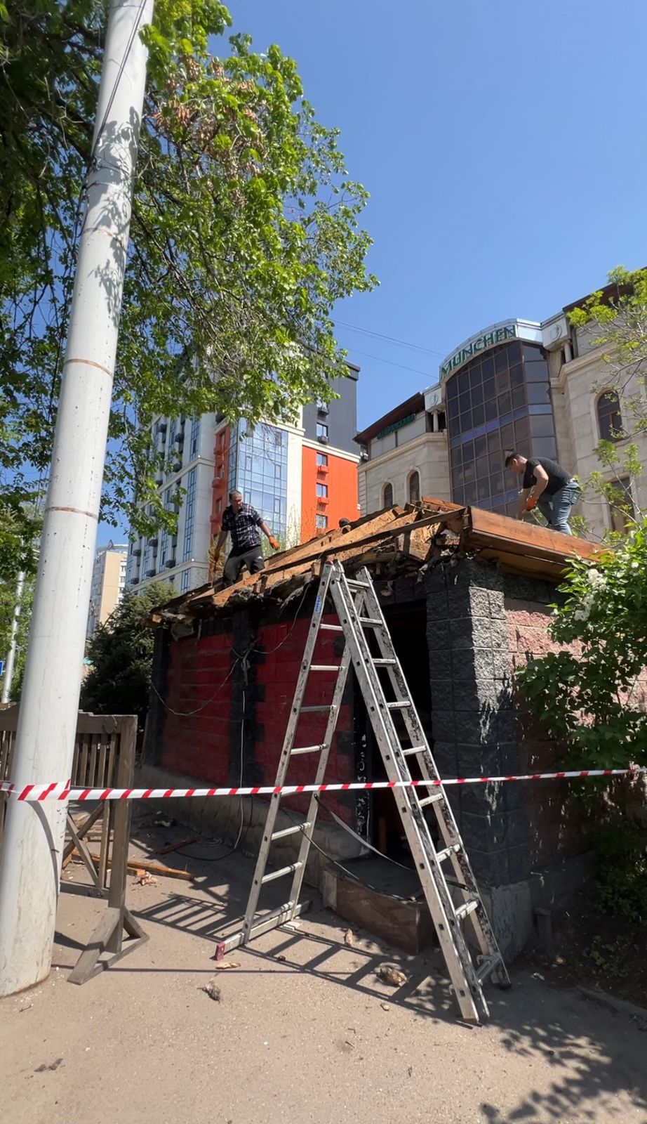 В Алматы сносят очередной незаконный объект