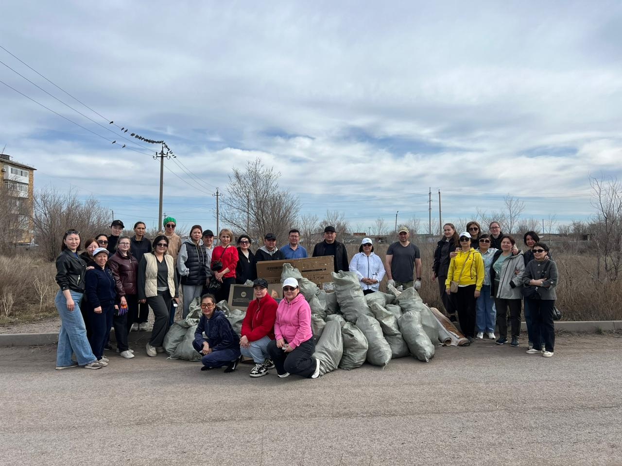 4 апреля сотрудники аппарата маслихата совместно с аппаратом акима города приняли участие в общеобластном субботнике.