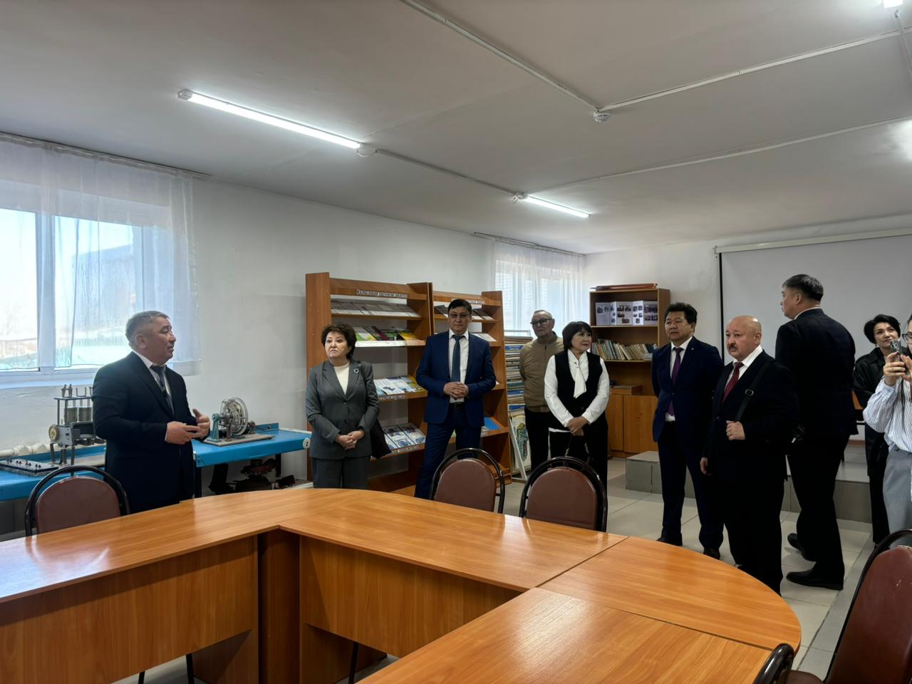 Руководитель управления образования области Абай Б. Ердембеков с рабочим визитом посетил образовательные организации города Шар Жарминского района