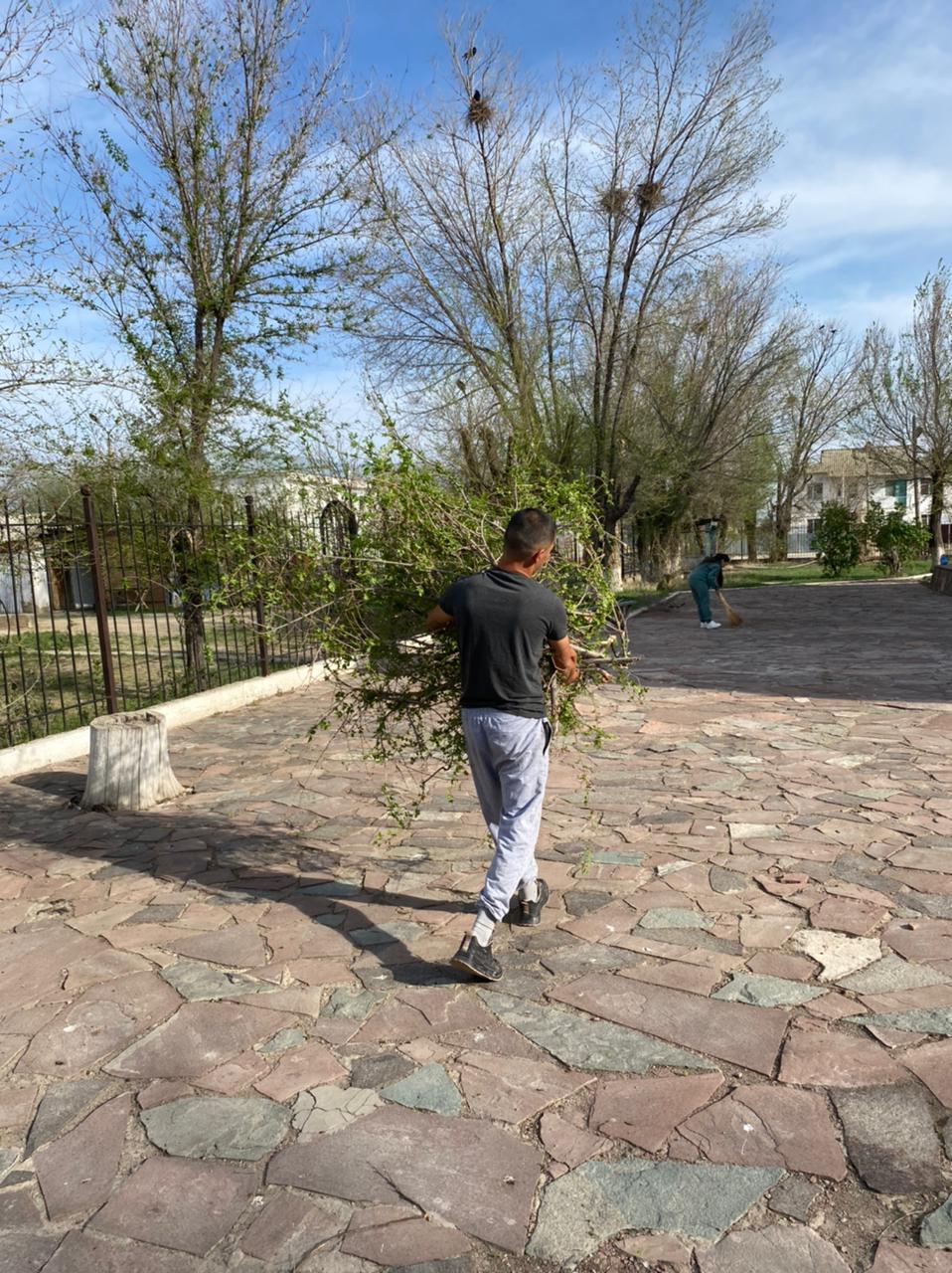 Сельская молодежь провела весенние работы по благоустройству территории мечети.