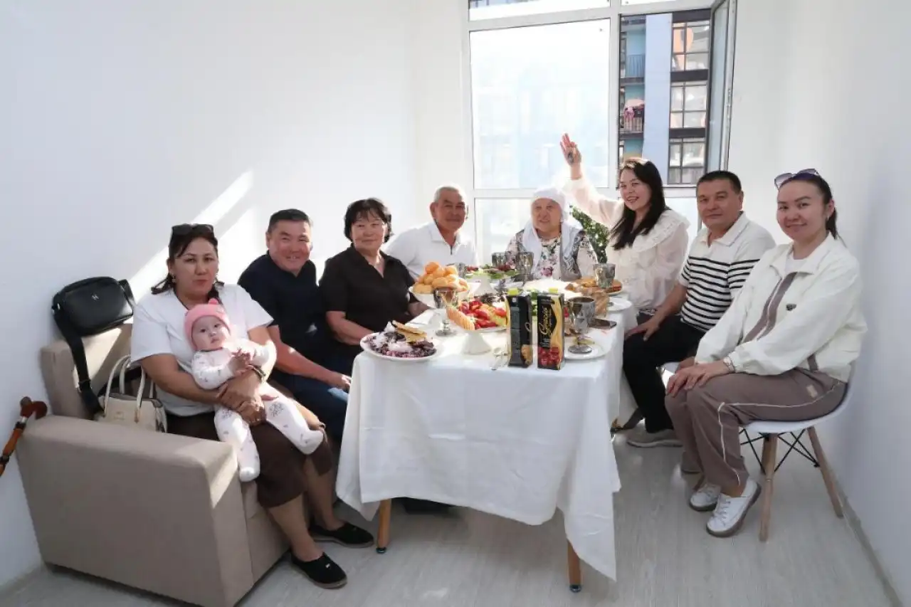 МОЛОДЫЕ УЧЕНЫЕ ЗАСЕЛИЛИСЬ В КВАРТИРЫ, ВРУЧЕННЫЕ ПРЕЗИДЕНТОМ