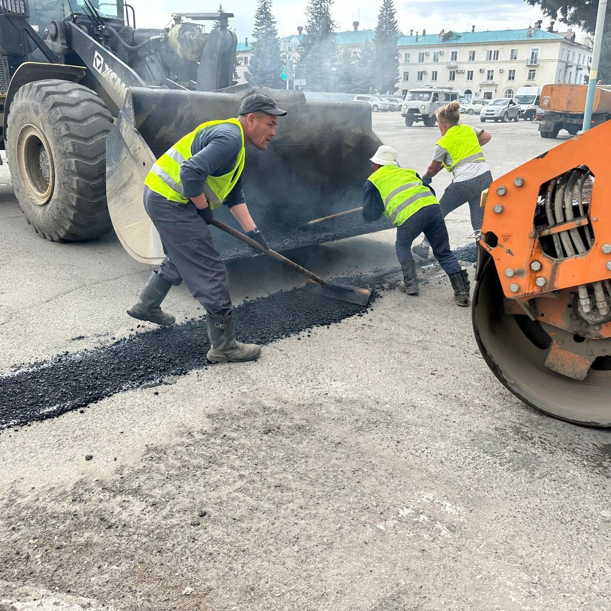 Текущий ремонт дорог и улиц города Алтай. Подрядная организация — ТОО „Плюс“. Работы ведутся маршрутным способом по всему городу, включая отсыпку улиц частного сектора.