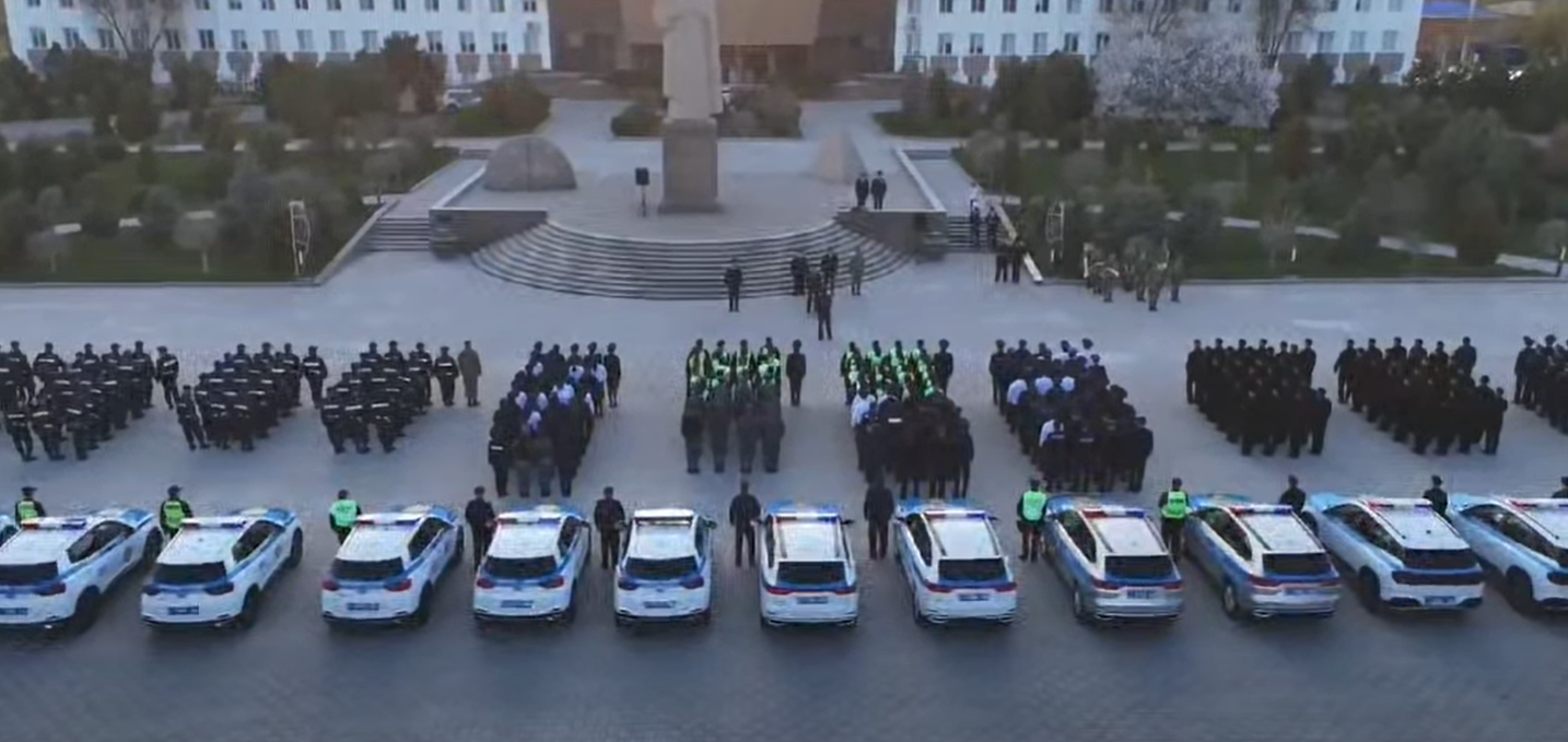 Состоялся гарнизонный развод с участием начальника департамента