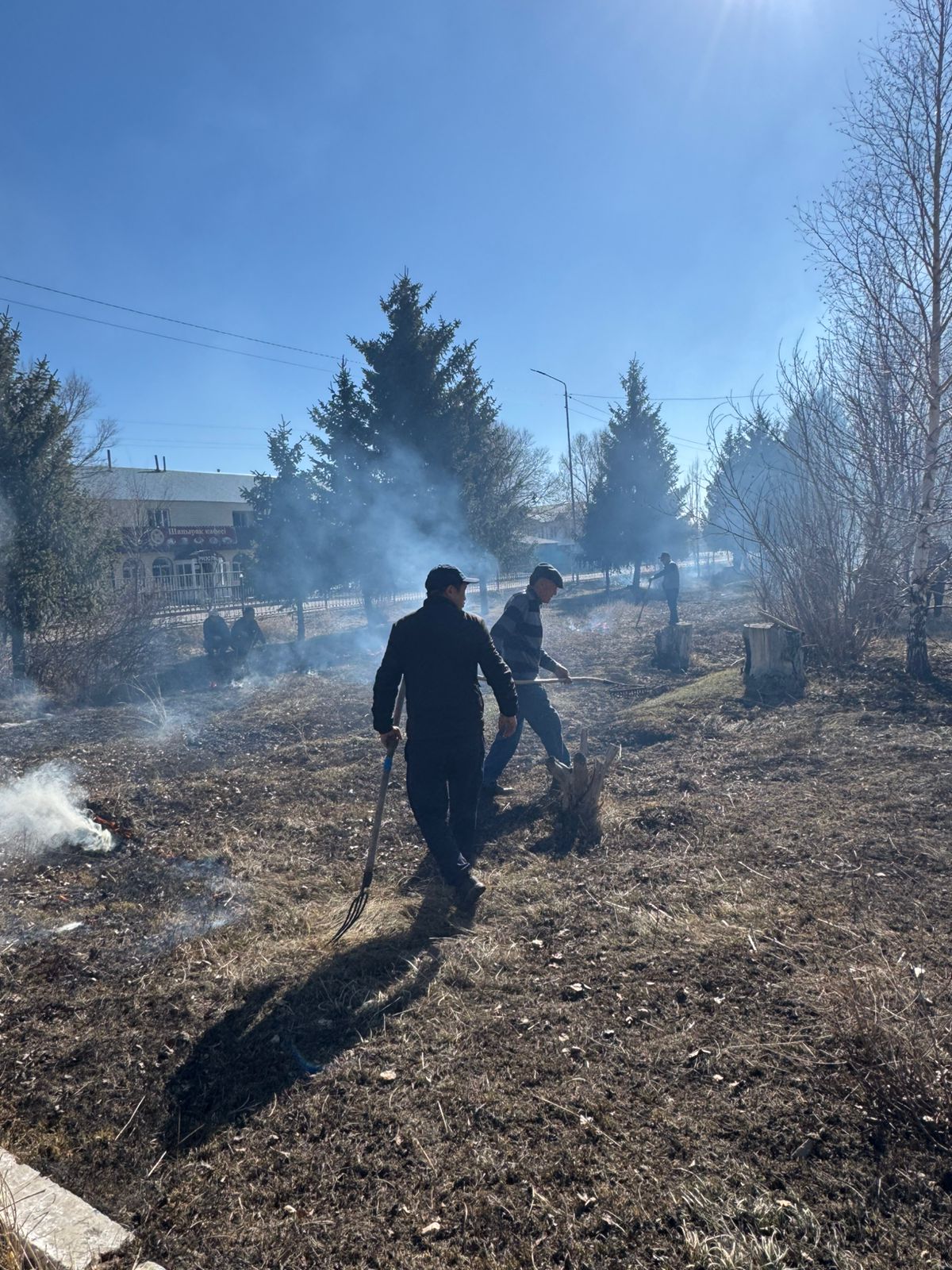 Перед государственным учреждением “аппарат Кегенского районного маслихата” проведен субботник