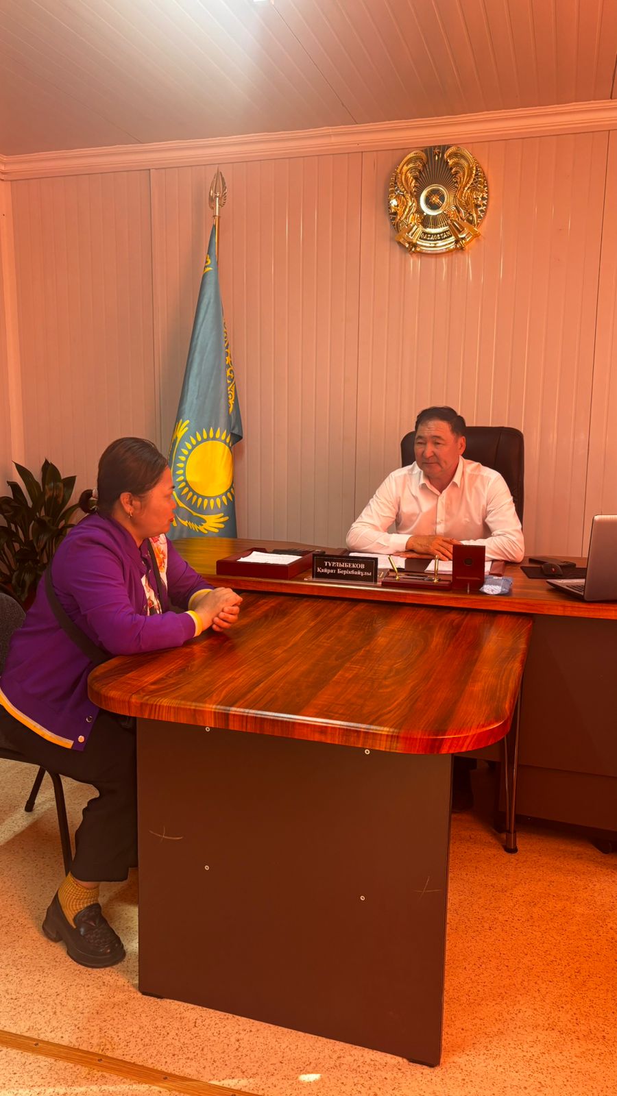 Аким округа провёл личный приём жителей села Казахстан.