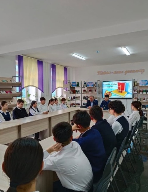 Наставники полиции провели встречу с таразскими школьниками