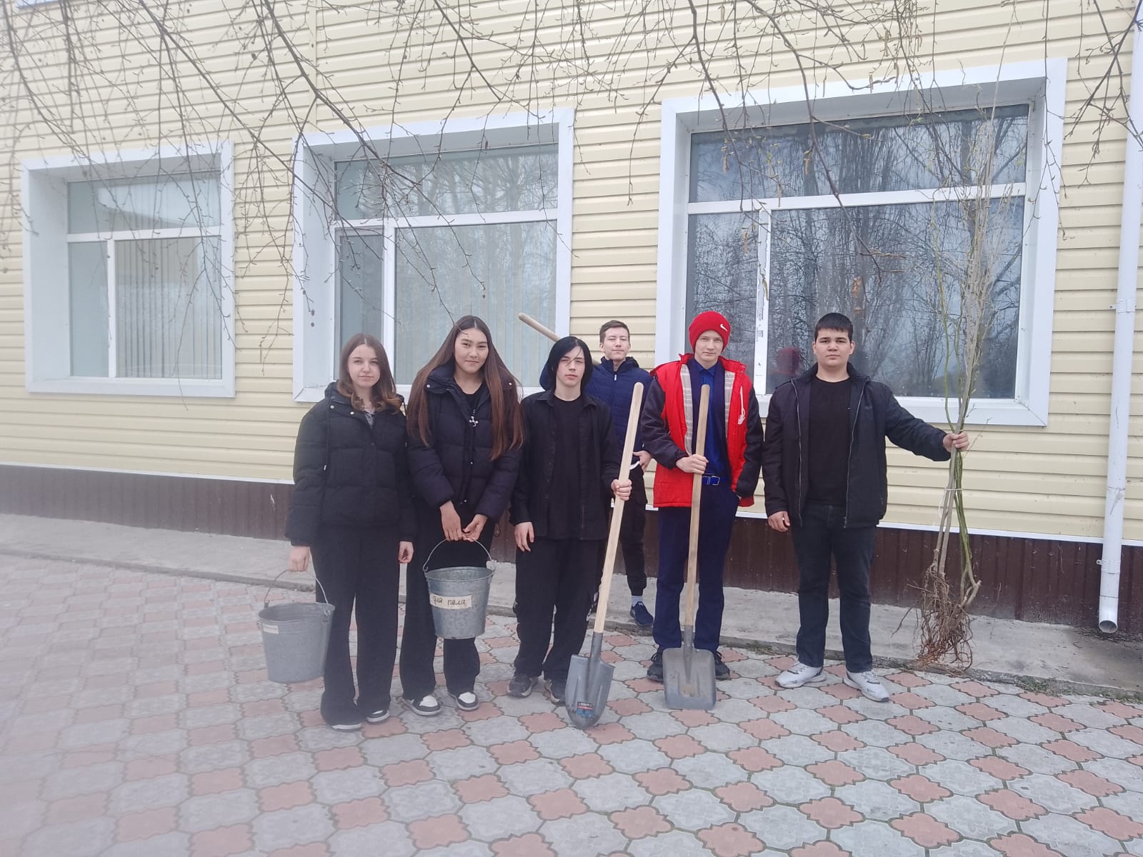 В рамках экологической программы «Таза Қазақстан» учащимися и коллективом КГУ «Костряковская общеобразовательная школа отдела образования Федоровского района» была организована посадка деревьев.