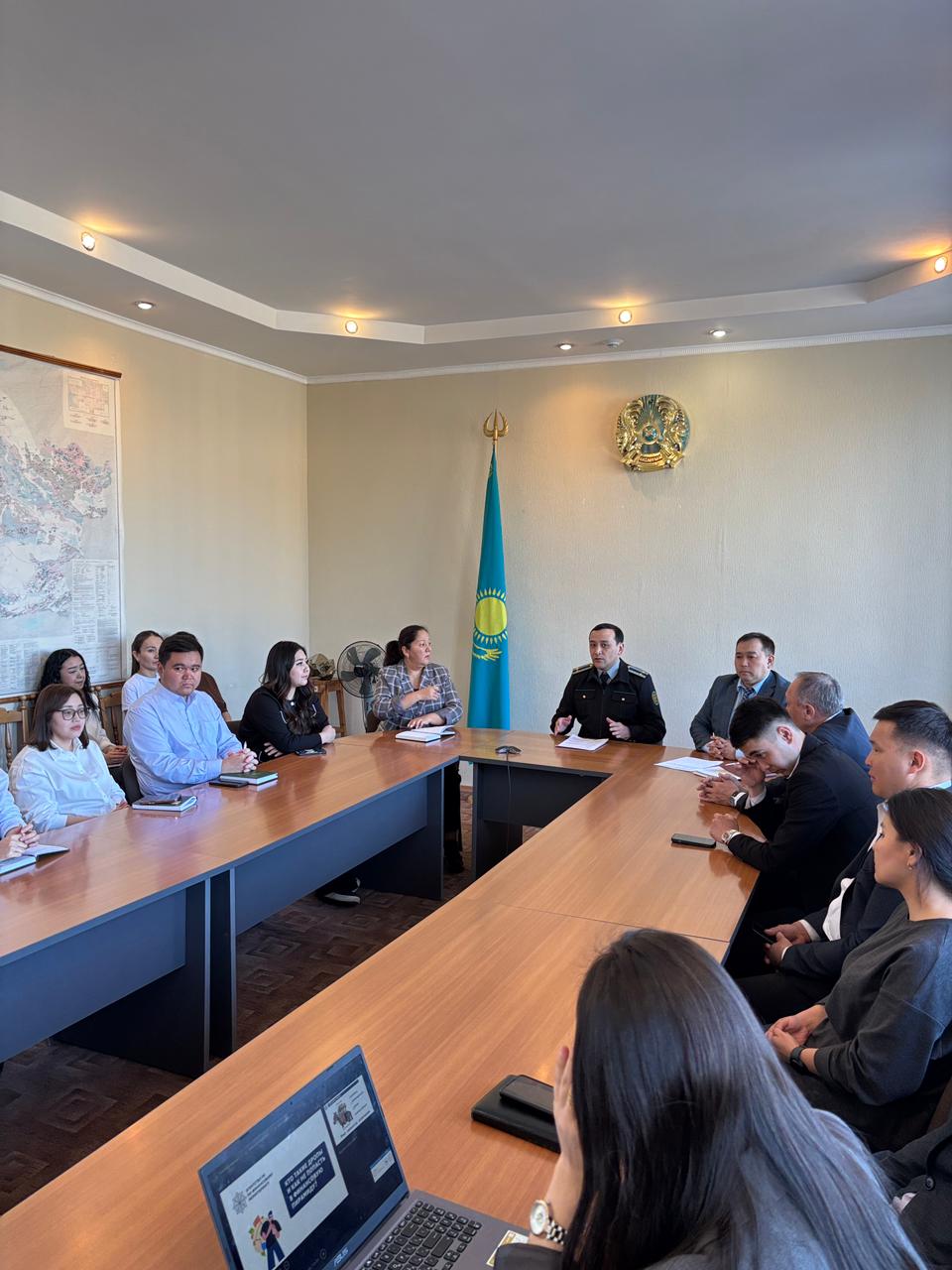 Старший оперуполномоченный Организационно-контрольного управления Департамента экономических расследований по Карагандинской области Орынбасаров О. провел разъяснительную работу на тему “Кто такие дропы и как не попасть в финансовую пирамиду”. среди государственных служащихЦентрально-Казахстанского межрегионального департамента геологии «Центрказнедра» и Департамента экологии по Карагандинской области