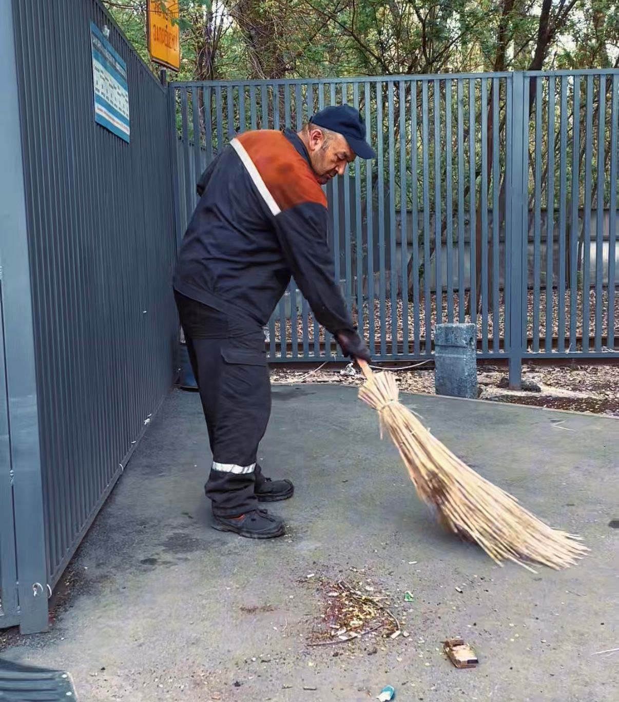 Работники предприятий участвуют в весенней уборке и озеленении Алматы