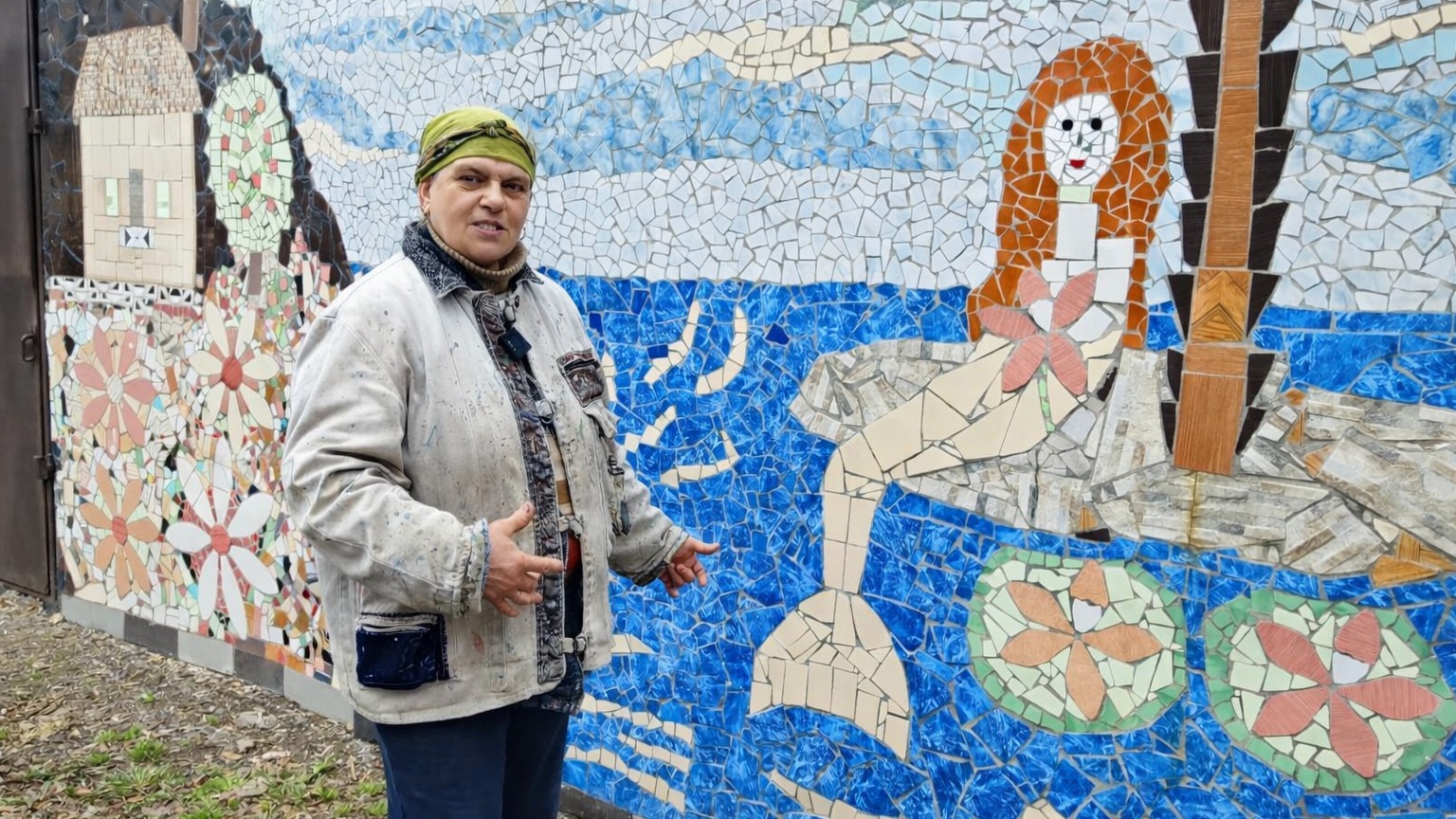 Дом, где живёт сказка: карагандинка украшает стены мозаикой