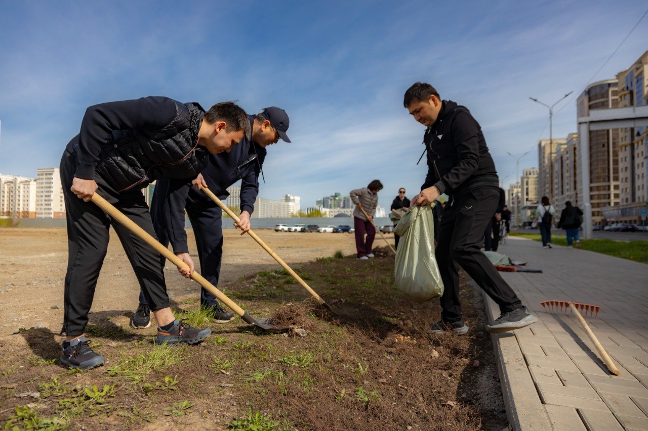 Сотрудники Министерства торговли и интеграции во главе с Арманом Шаккалиевым приняли участие в акции «Таза Қазақстан»