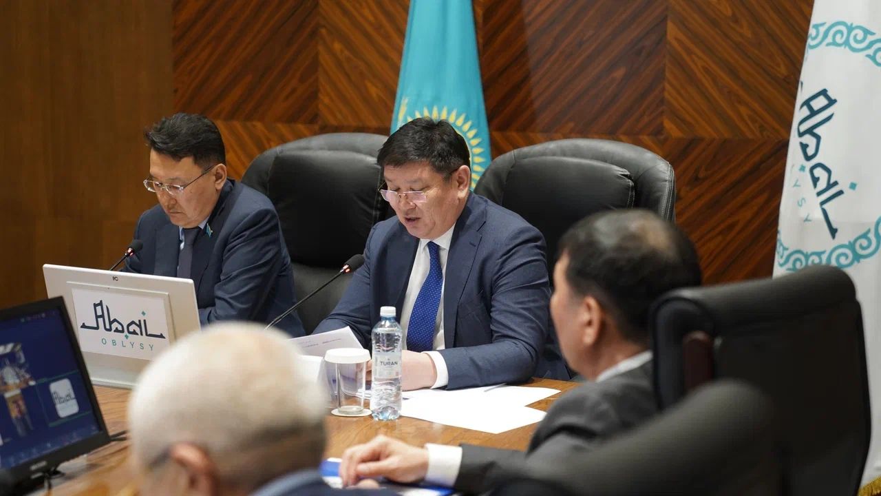 Сегодня руководитель управления экономики и бюджетного планирования Роза Құдайбергенқызы выступила на сессию областного маслихата по вопросам уточнения областного бюджета на 2026 год и внесения изменений и дополнений в План развития области.