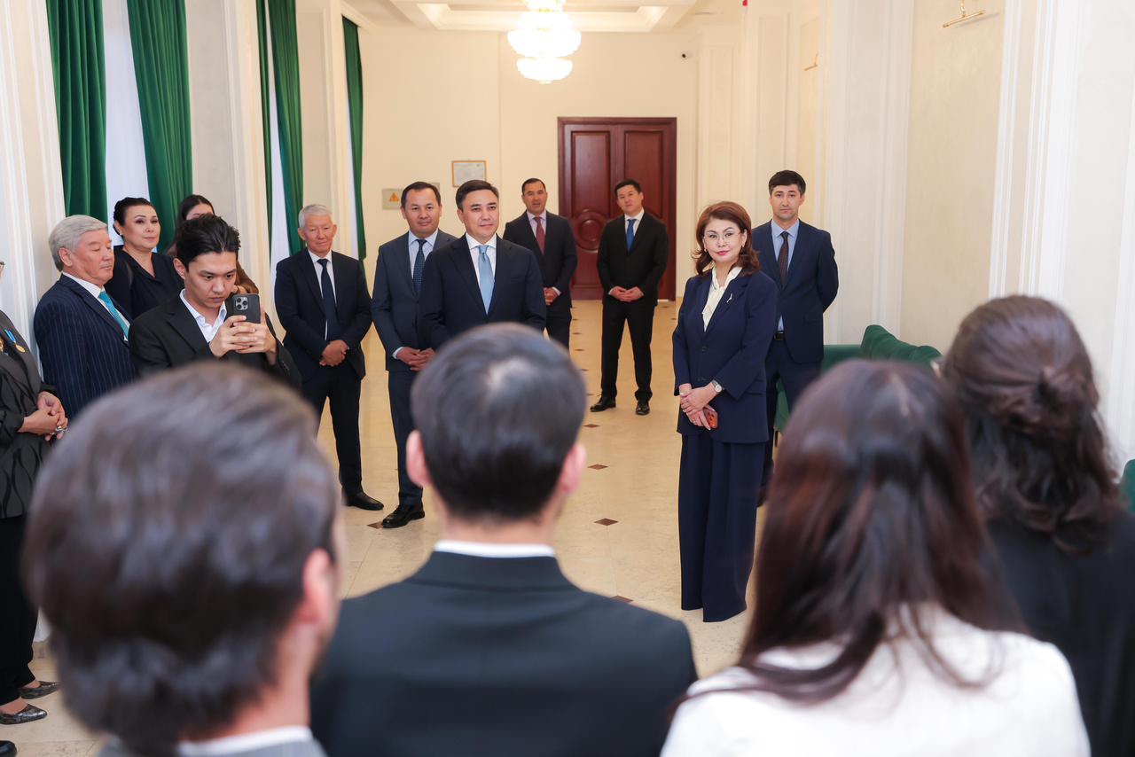 Аида Балаева ознакомилась с работой театра «Жастар» в Шымкенте