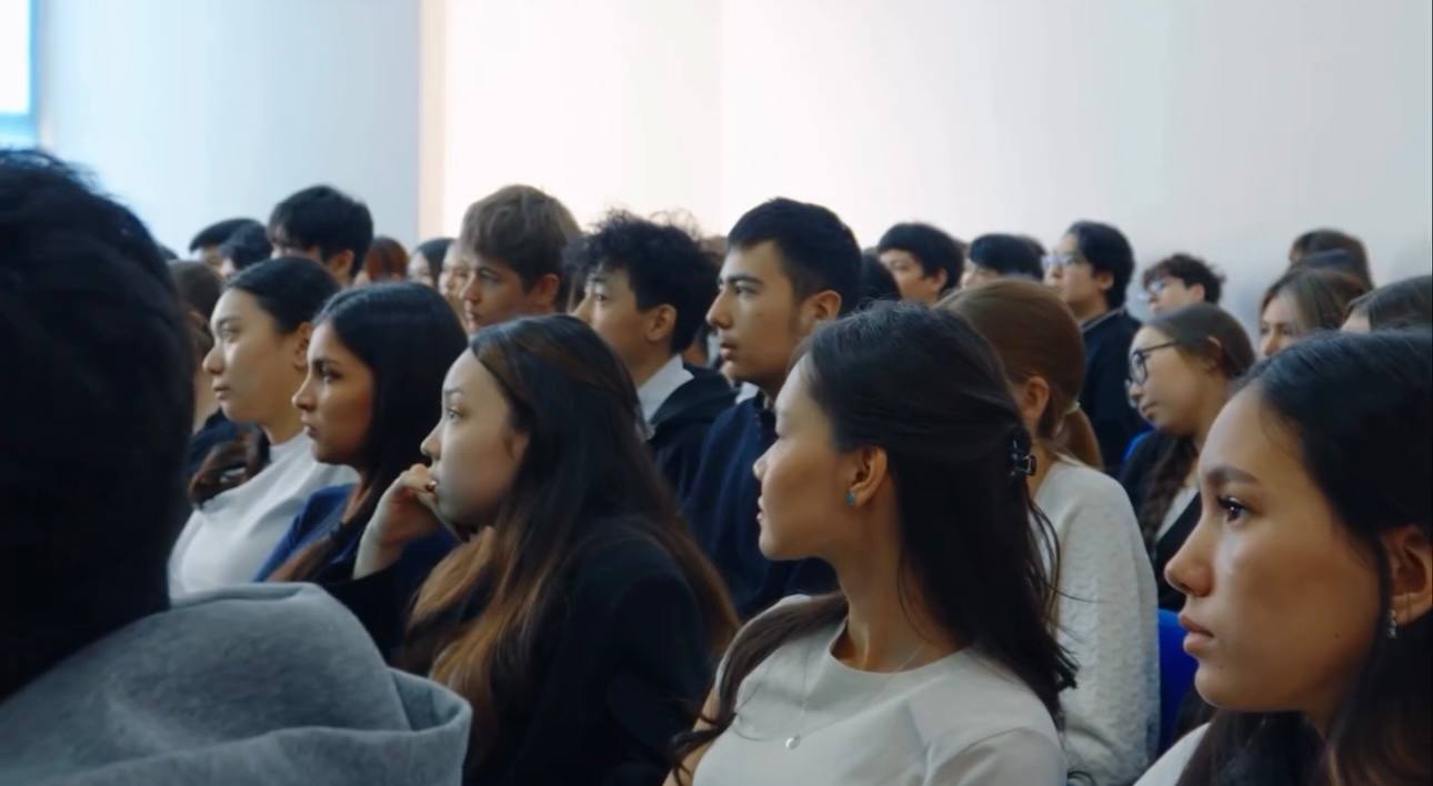 В области Абай сотрудники полиции провели для школьников урок безопасности на тему «Өз өміріңе нүкте қойма».