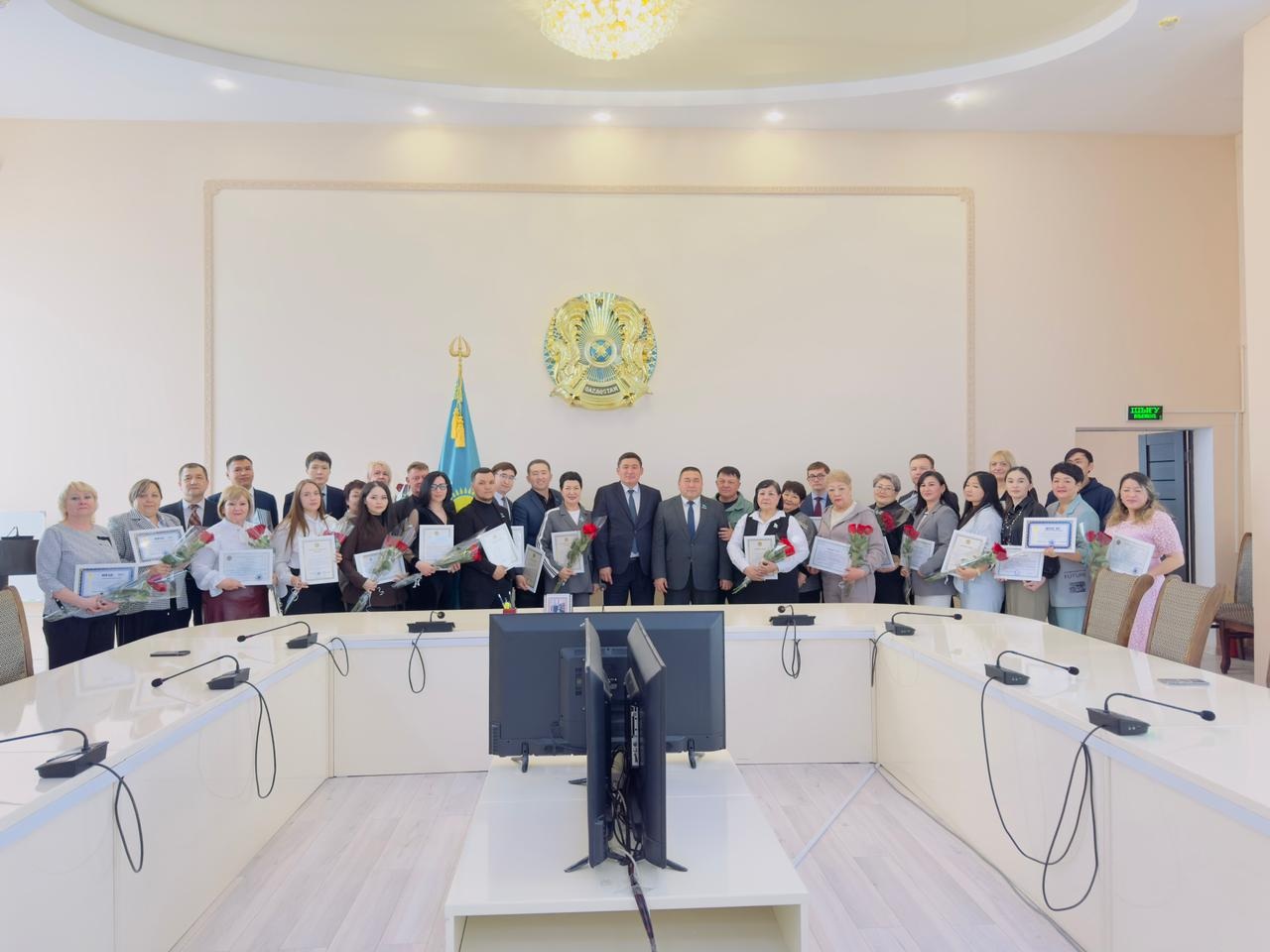 9 апреля, аким города Шахтинска М.Е. Кыдырганбеков вручил благодарственные письма за активное участие в подготовке и проведении республиканского референдума по проекту новой Конституции Казахстана.