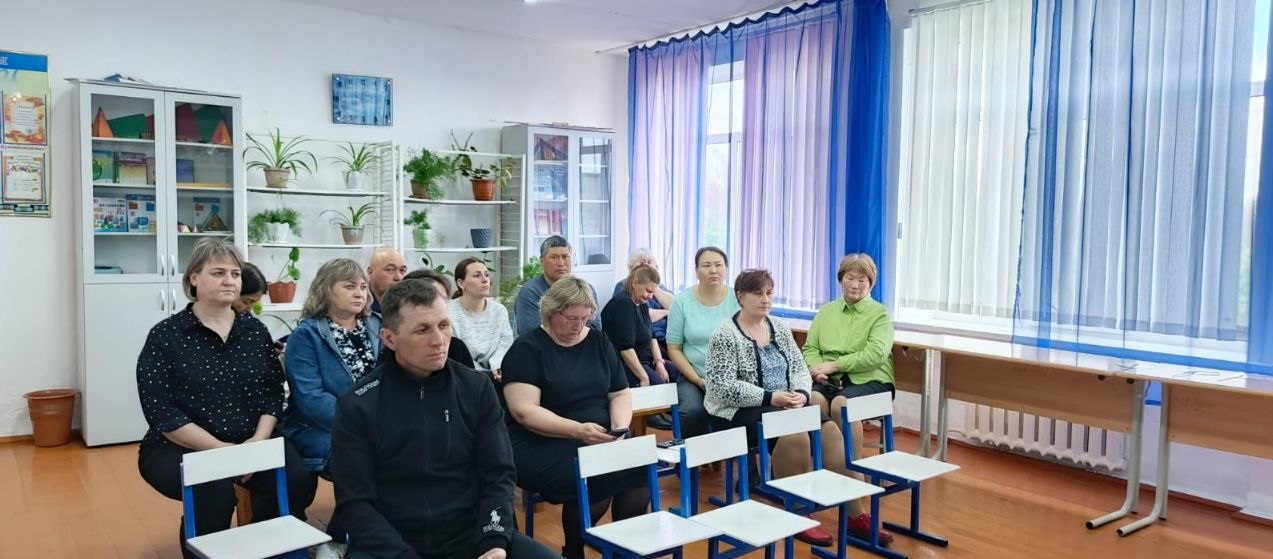 Провели встречу с жителями села Зерноградское.