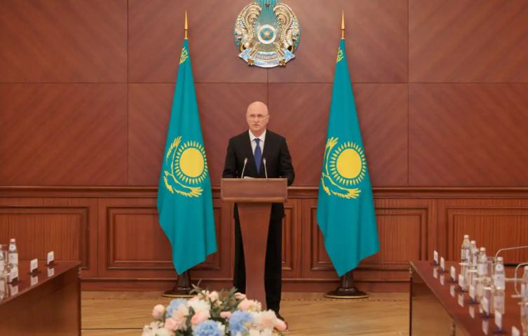 Первый заместитель Премьер-министра Роман Скляр вручил награды от имени Президента Казахстана сотрудникам государственных органов и представителям авиационной отрасли, принявших участие в эвакуации казахстанцев из стран Ближнего Востока.