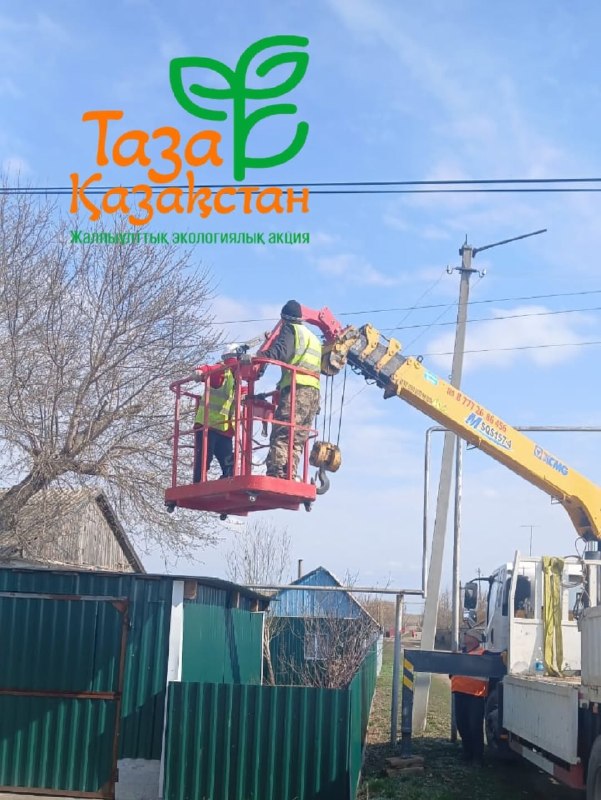 В селе Свердловка продолжаются работы по кронированию деревьев. Сегодня завершены работы на улицах Юбилейная и Клубная.