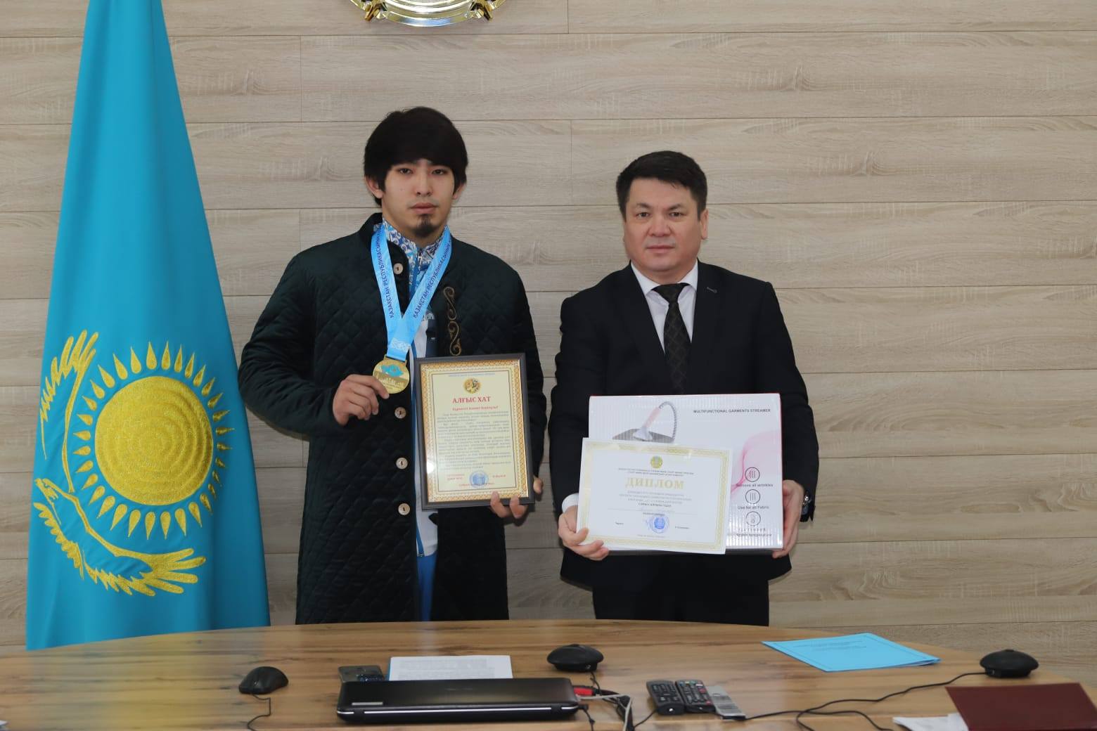 АКИМ РАЙОНА ПРИНЯЛ ЧЕМПИОНА