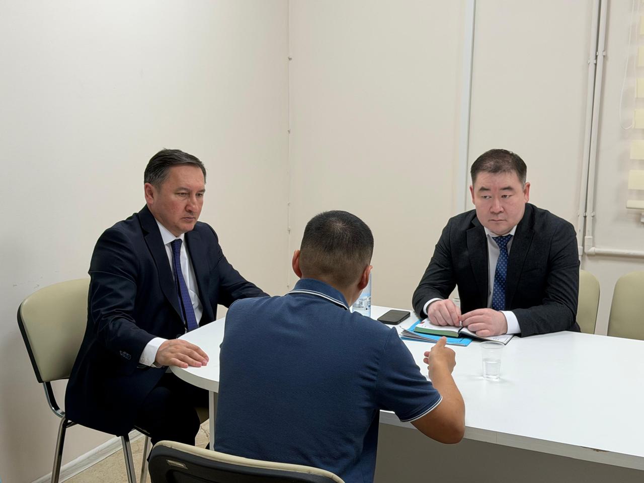 Руководитель управления здравоохранения Западно-Казахстанской области Мадияр Утешев провел личный прием граждан