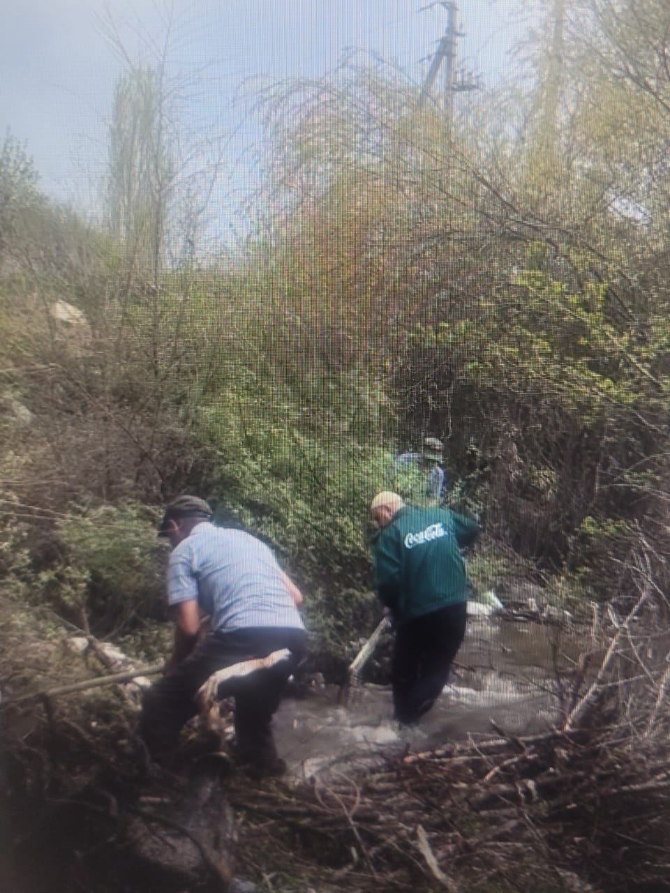 Проведены работы по очистке канав и прудов, организованные жителями села Кайназар. Кроме того, очищены водные переходы с гор, созданы условия для нормального течения воды.