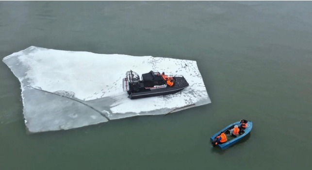 МЧС призывает соблюдать правила безопасности на тонком льду.