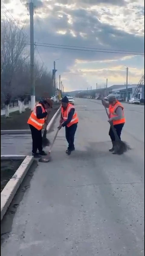 В районном центре — селе Аксу-Аюлы — в поддержку республиканской экологической программы «Таза Қазақстан» были организованы масштабные санитарно-очистительные работы. В мероприятии активно приняли участие сотрудники районных учреждений, молодежь и неравнодушные жители.
