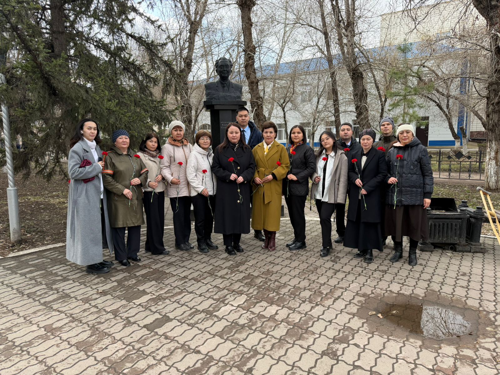 Сотрудники МД «Севказнедра» возложили цветы к памятнику выдающемуся казахскому геологу и академику Канышу Сатпаеву в знак его труда и вклада в развитие геологии Казахстана.