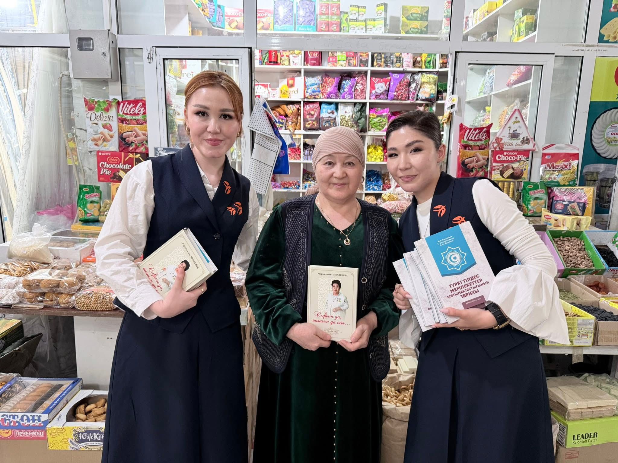 В ЧЕСТЬ НАЦИОНАЛЬНОГО ДНЯ КНИГИ В ТУРКЕСТАНЕ БЕСПЛАТНО РАЗДАЛИ 120 КНИГ