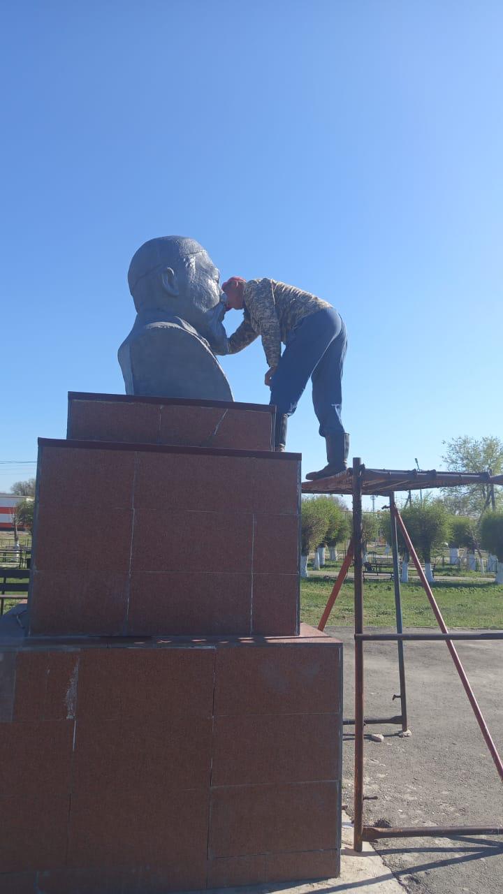 В селе Каражиде проведены работы по очистке и побелке памятника Абаю Кунанбаеву