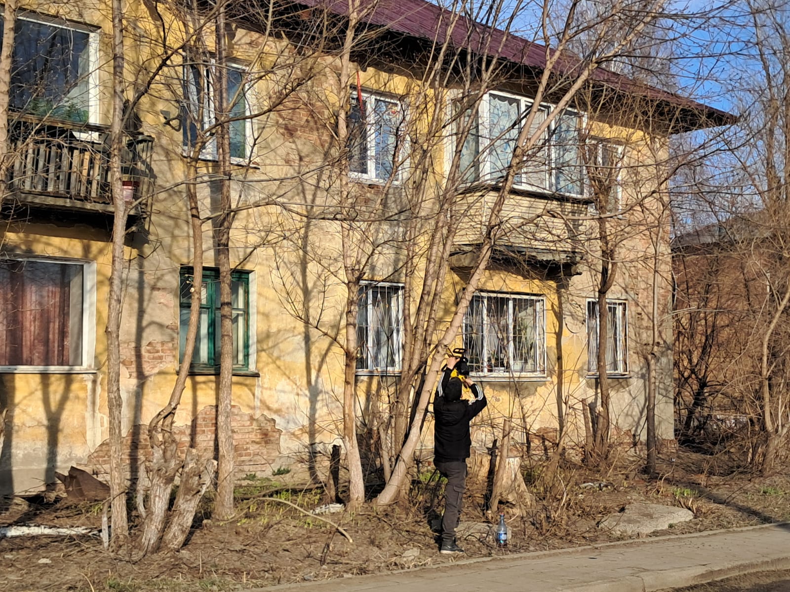 Вчера, 8 апреля, в поселке провели спил деревьев, кустарников