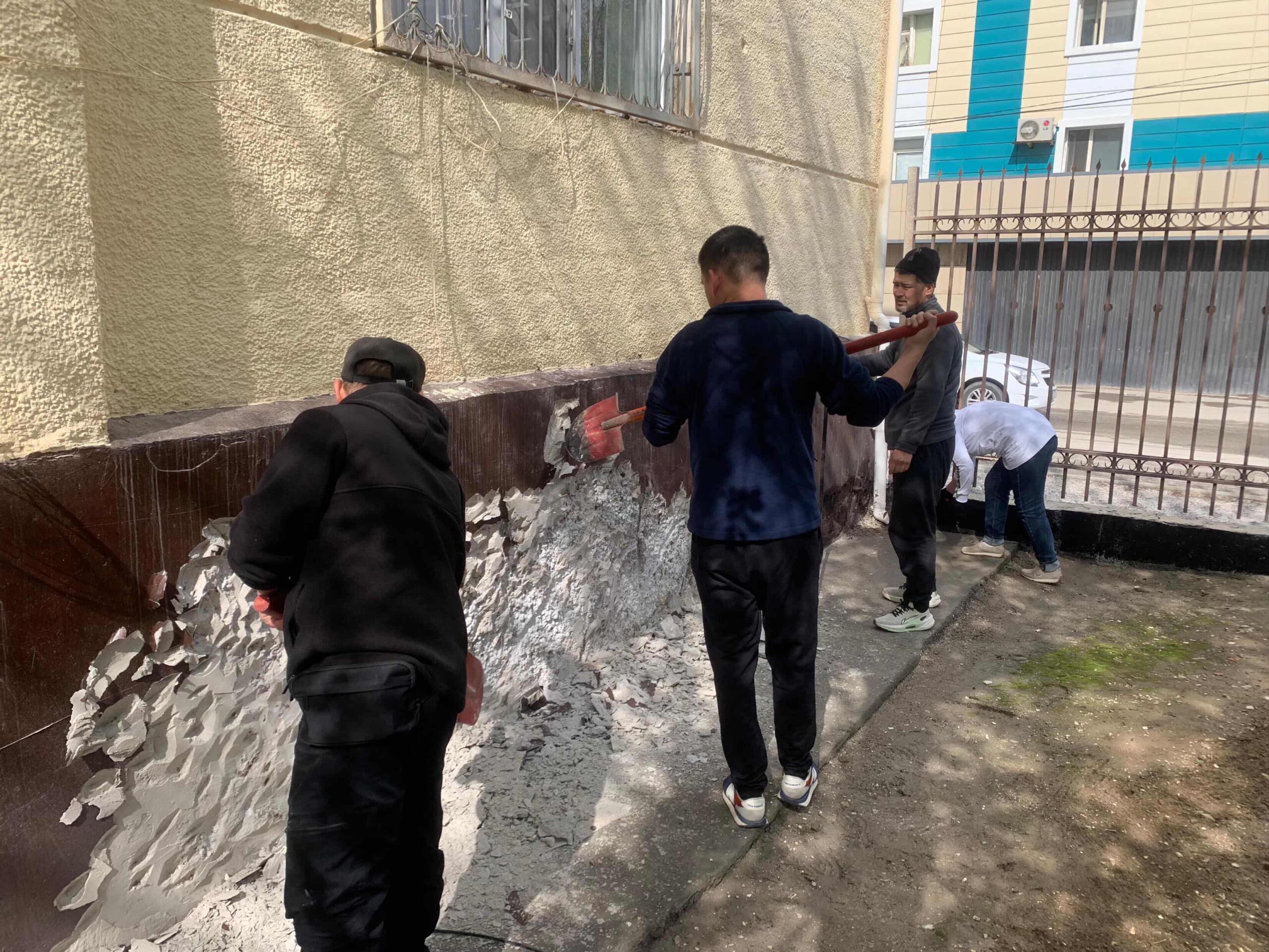 Провели субботник на территории здания департамента в рамках экологической акции «Таза Қазақстан».