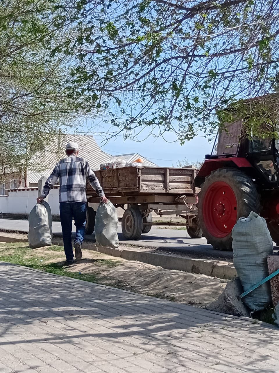В РАЙОНЕ ПРОВЕДЕНЫ СУББОТНИКИ