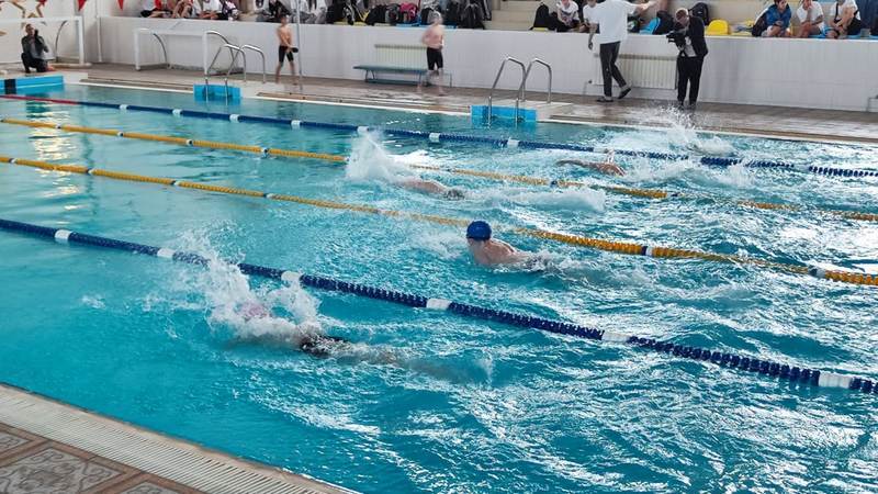 Легенда плавания поддержал юных спортсменов в Караганде   