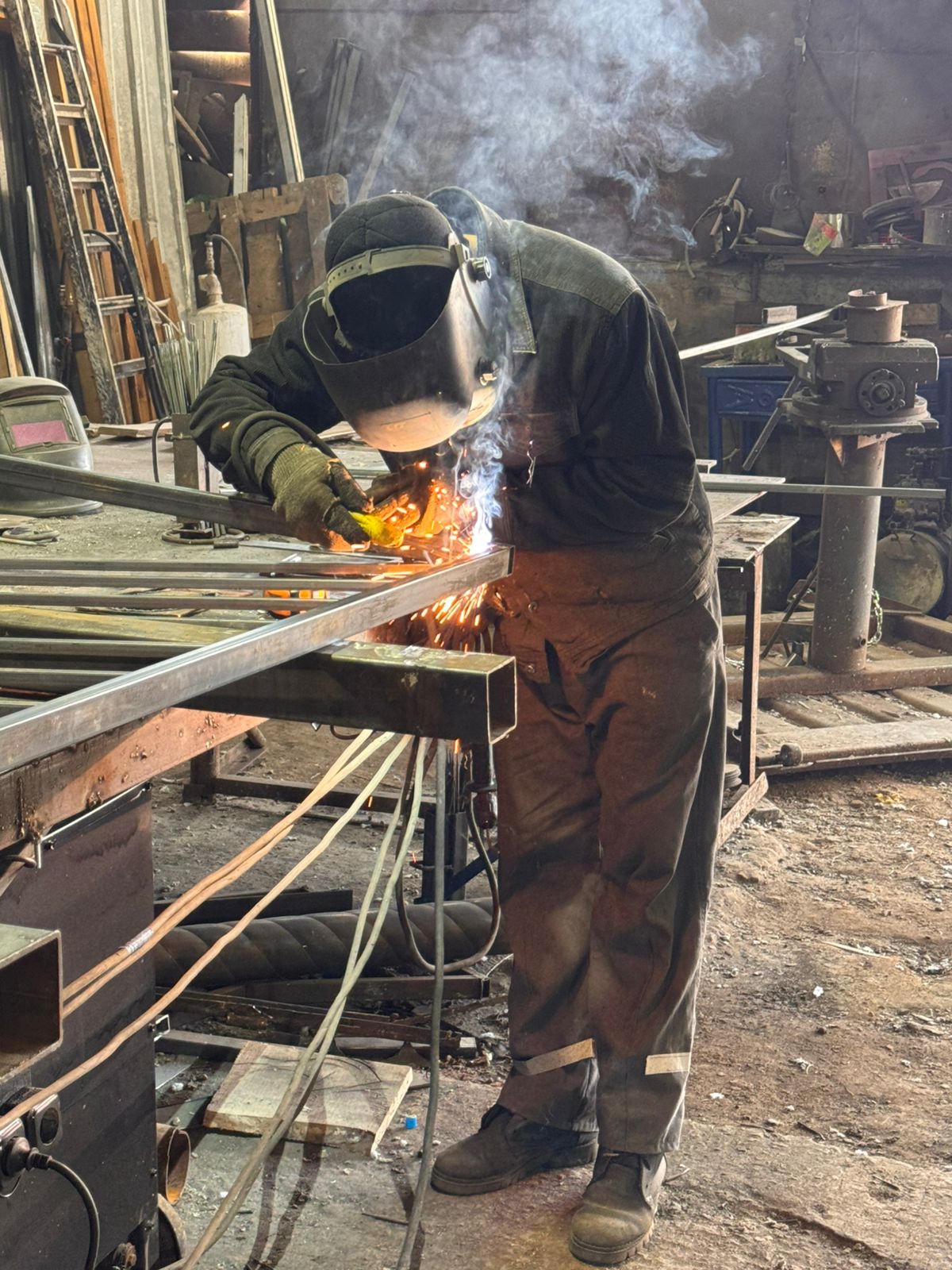 В учреждении №38, подведомственном Департаменту уголовно-исполнительной системы по Костанайской области, производственная деятельность организована на системной основе. В настоящее время в учреждении функционируют всего 29 производственных объектов, из них 23 принадлежат индивидуальным предпринимателям, а 6 — товариществам с ограниченной ответственностью.  На одном из указанных производственных участков налажено изготовление различных изделий из металла. Здесь производятся ворота, двери, детские игровые площадки, а также оборудование, необходимое для специальных зон приготовления пищи.  Данная деятельность способствует привлечению осуждённых к труду, развитию их профессиональных навыков и оказывает положительное влияние на их дальнейшую адаптацию в обществе.