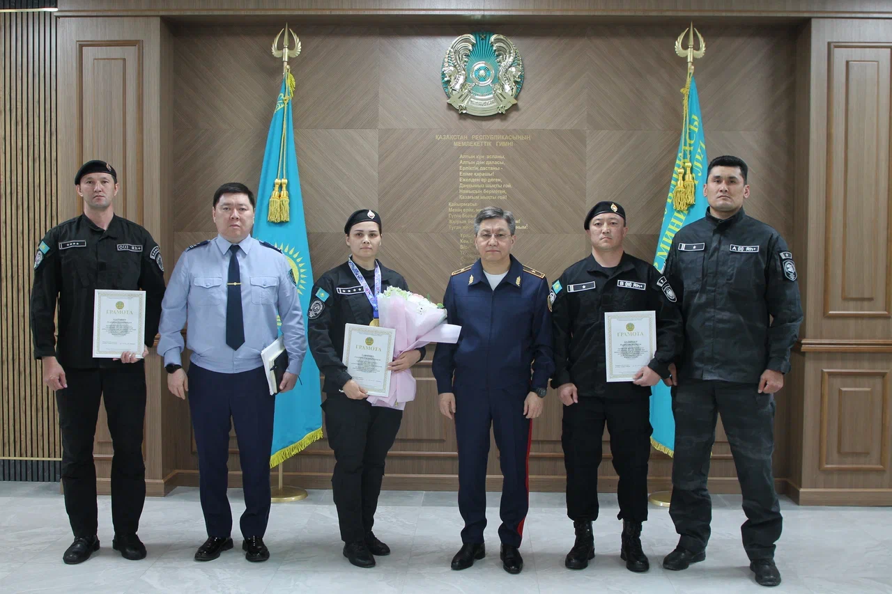 Начальник Департамента поощрил сотрудников полиции за высокие результаты и проявленный профессионализм