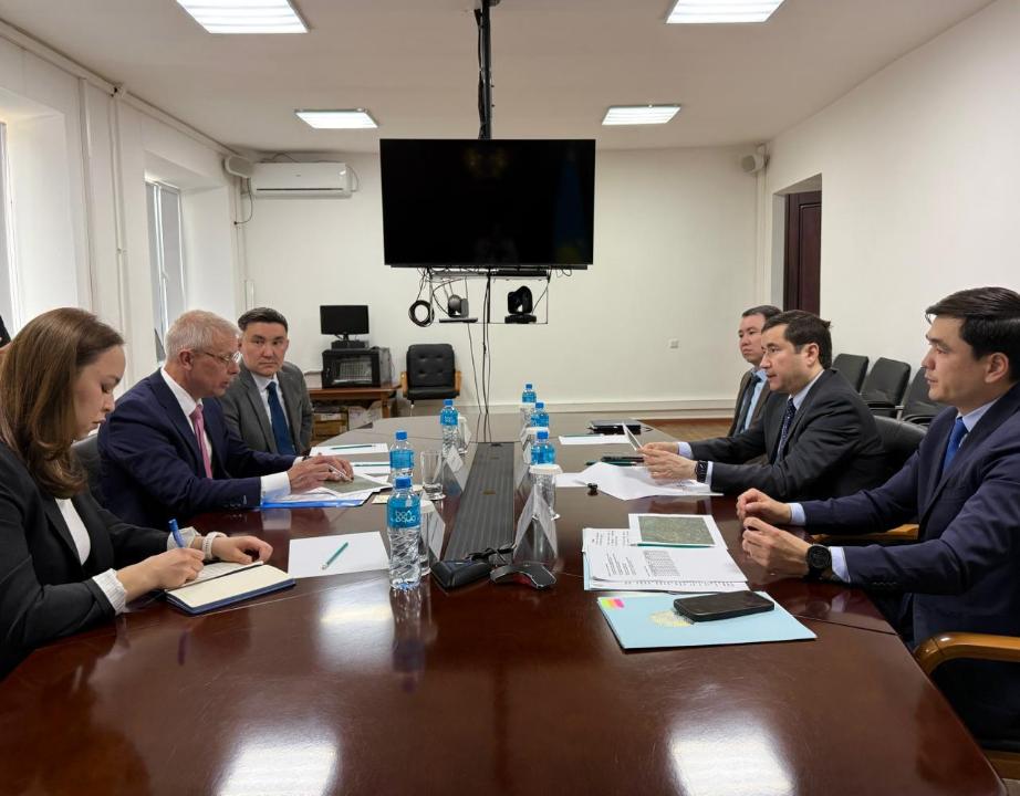 Заместитель акима Актюбинской области Абзал Абдикаримов провёл рабочую встречу с делегацией компании Shell Kazakhstan