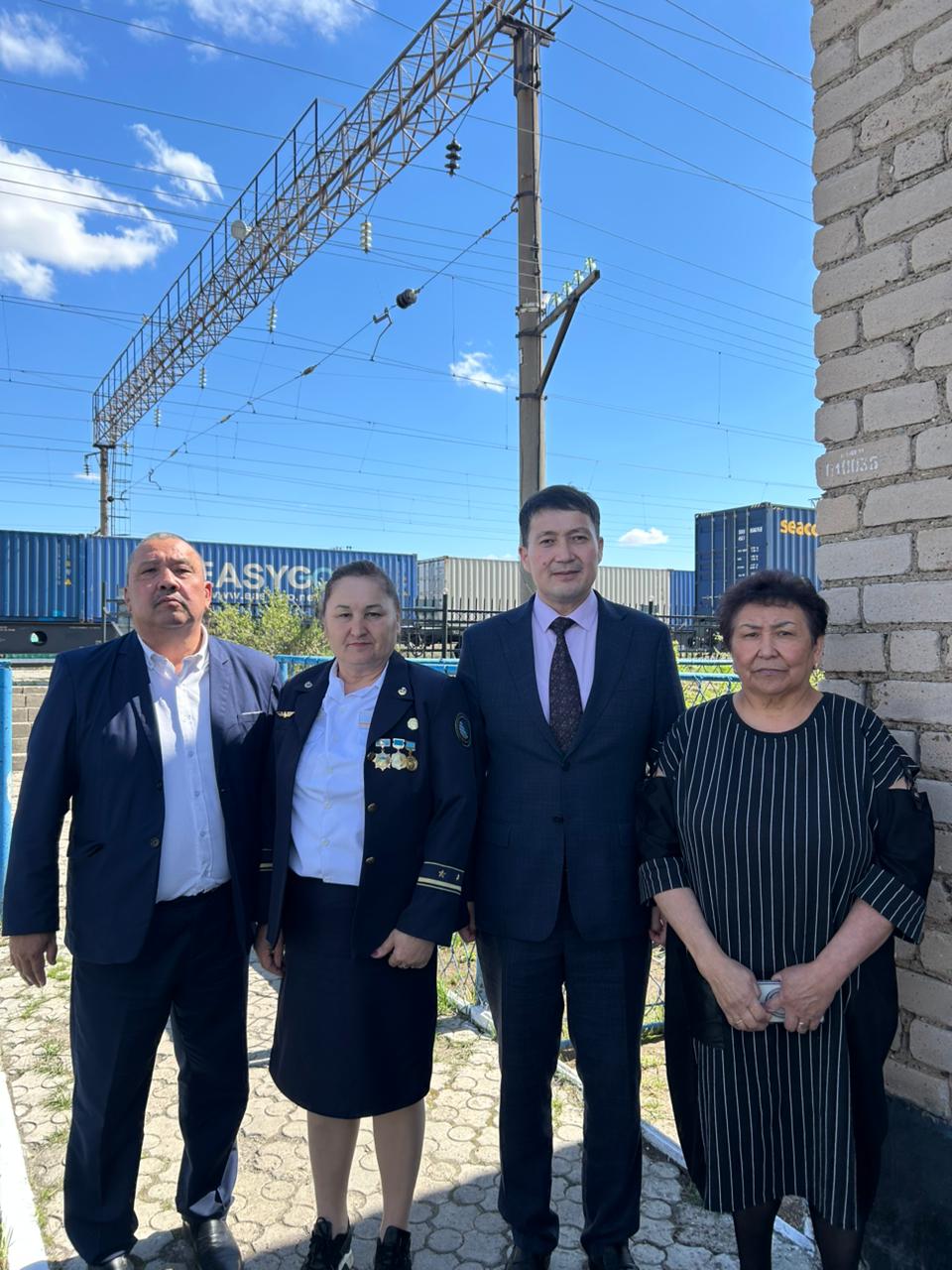 Аким района поздравил с выходом на заслуженный отдых начальника железнодорожной станции «Белоградовка»