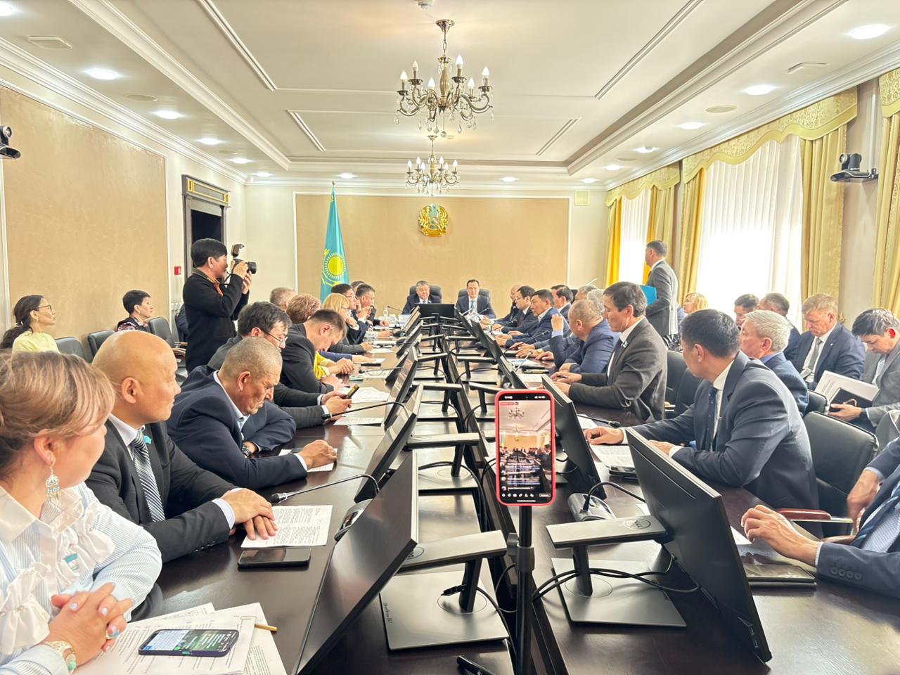 На сессии рассмотрены вопросы инженерной инфраструктуры, тарифной политики и социальной сферы