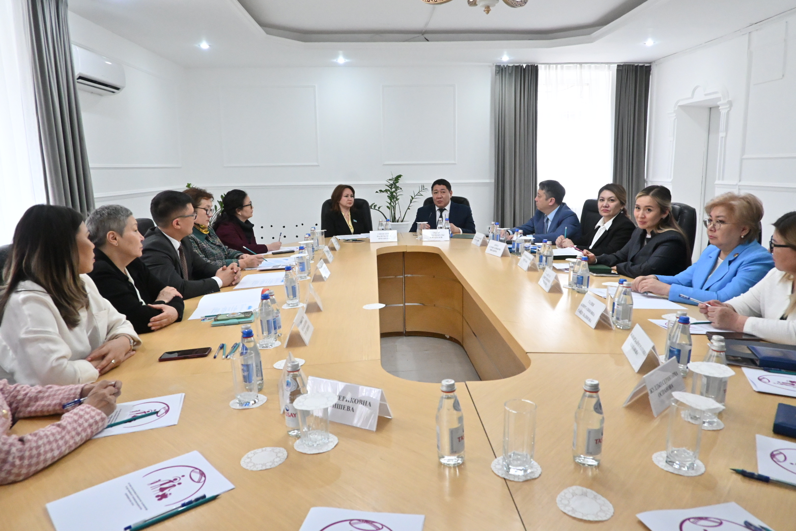 Уполномоченный по вопросам семьи при Президенте РК Снежанна Имашева ознакомилась с работой Центра разрешения семейных конфликтов в Астане