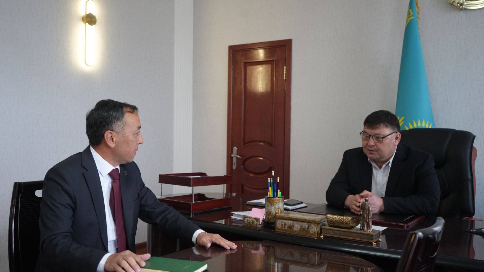 АУДАН БАСШЫСЫ АЛАТАУ БАТЫР АУЫЛДЫҚ ОКРУГІНІҢ ӘКІМІН ҚАБЫЛДАДЫ