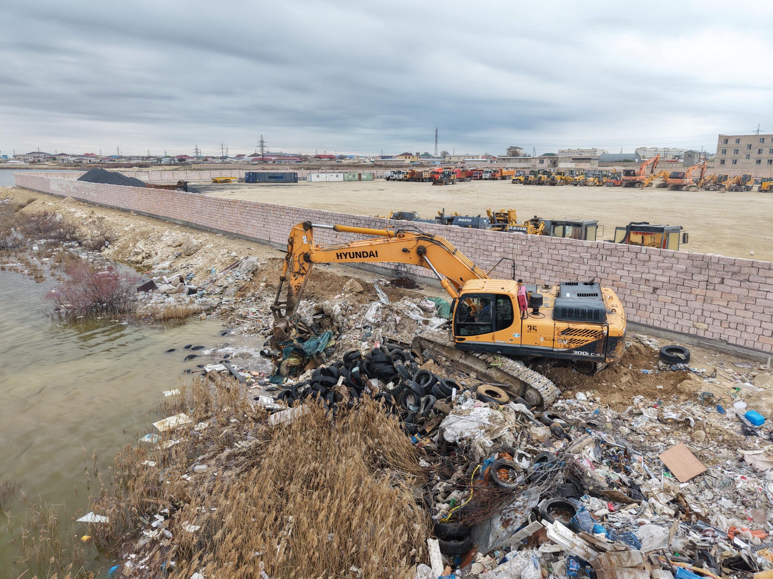 В городе Актау продолжаются работы по ликвидации незаконных свалок