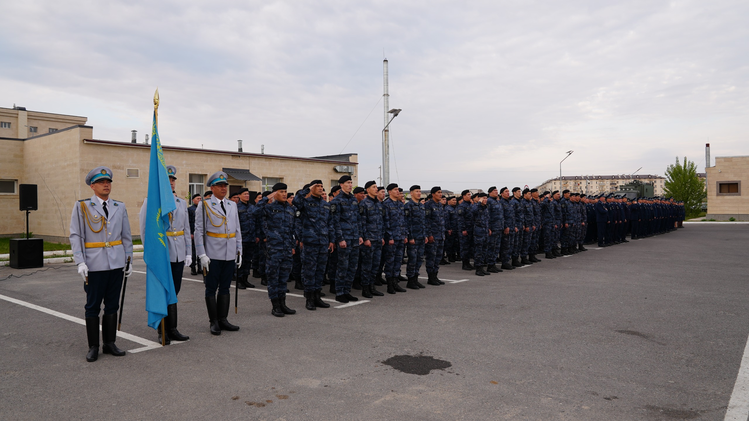 В Туркестанской области прошел гарнизонный смотр сотрудников полиции