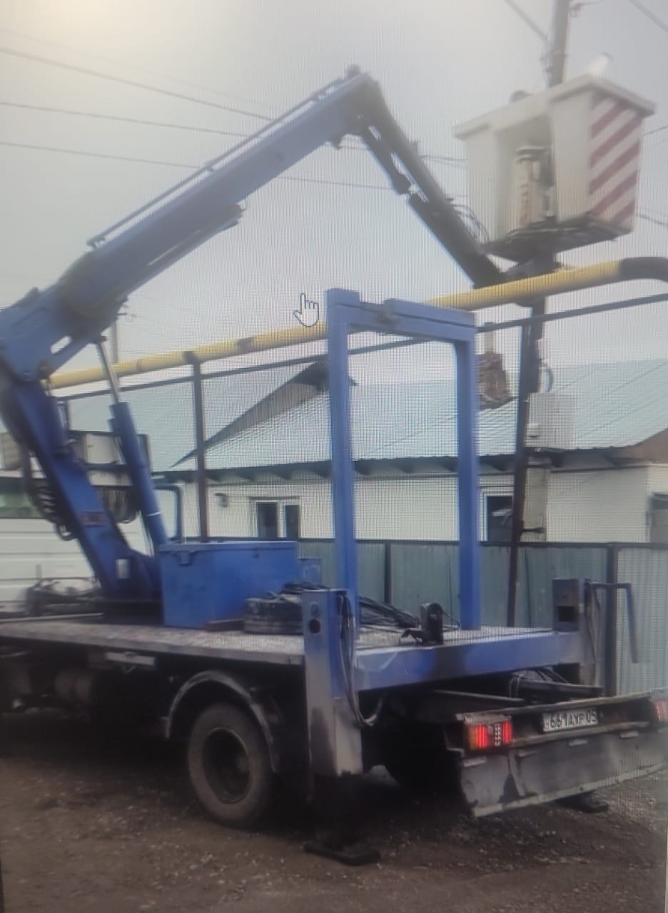 В целях качественного освещения улиц населенных пунктов округа и обеспечения безопасности населения продолжаются работы по замене вышедших из строя осветительных приборов.