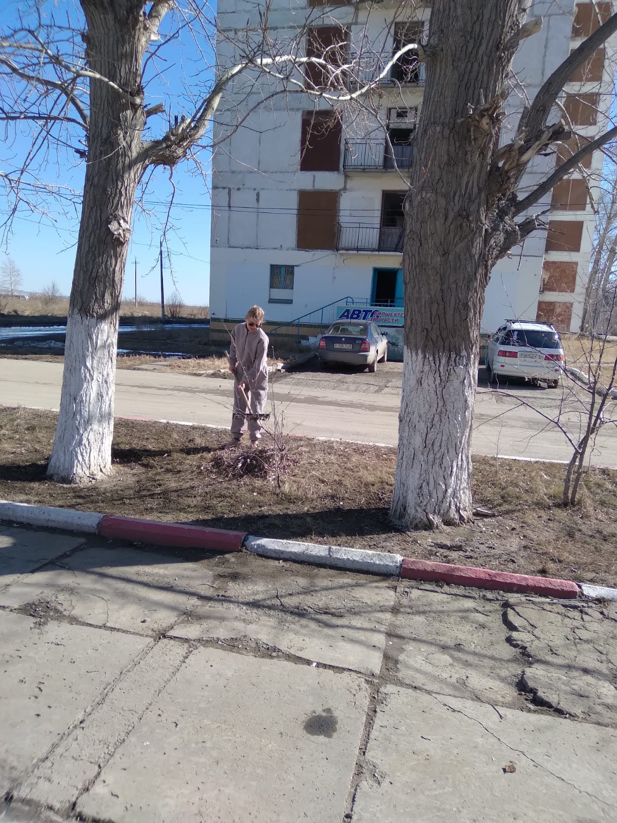 В рамках экологической акции «Таза Қазақстан» сотрудники ГУ «Аппарат акима поселка Качар» приняли участие в уборке прилегающей территории и внесли свой вклад в благоустройство поселка.