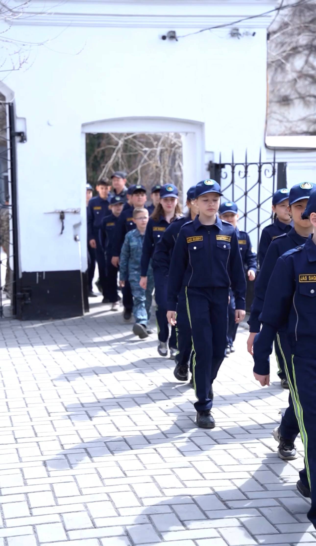 Полицейские области Абай организовали экскурсию в музей для около 50 учащихся классов «Жас сақшы».